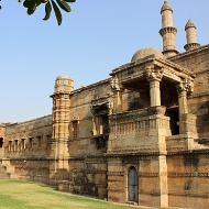 Two porches lead into the Jami Masjid from the north side. The left one enters the courtyard while the one on the right, called the Muluk Khana, was reserved for the royal women and opens into a screened section of the main prayer hall.